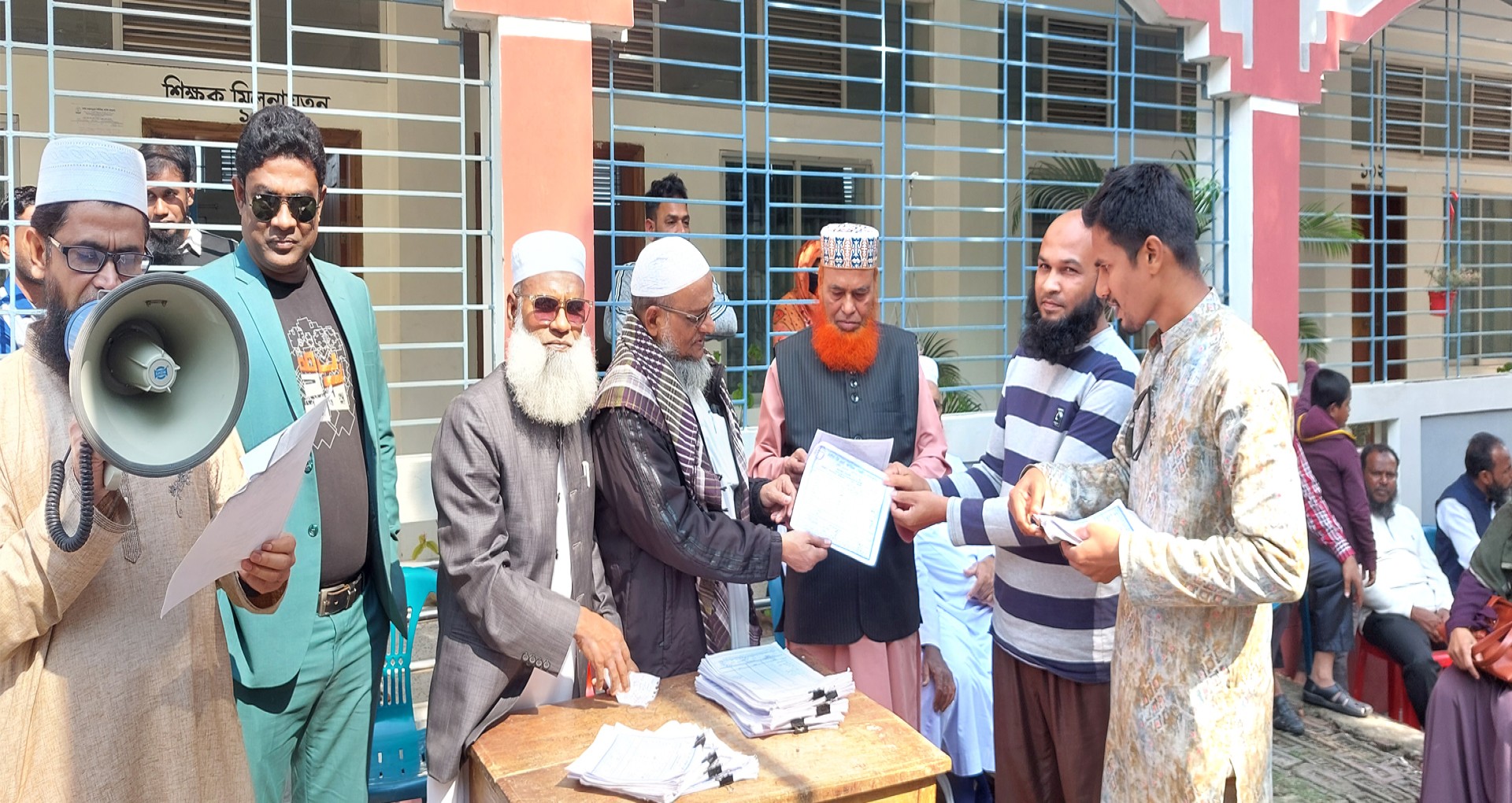 আমাদের সম্পর্কে